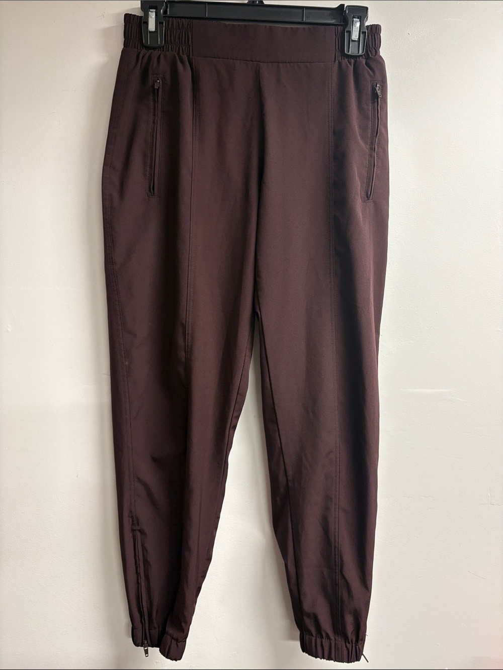Women’s Elastic Waist Lightweight Jogger Pants in Dark Burgundy